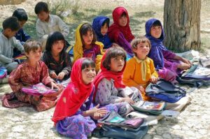 Afghanistan : les filles doivent pouvoir aller à l'école, c'est un droit international. 