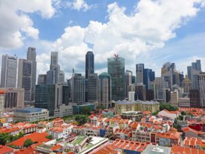 Singapour, une ville qui allie gratte-ciel et petites maisons. 