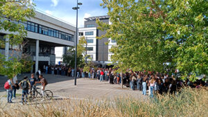 File d'attente devant les restaurants universitaires