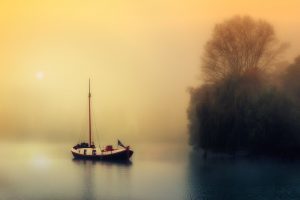 bateau dans le brouillard
