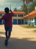 Un élève qui court de dos dans une cours d'école