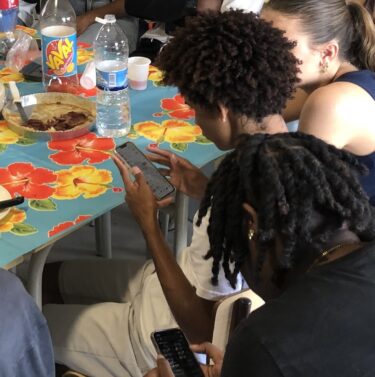 Des élèves guadeloupéens sur leurs smartphone