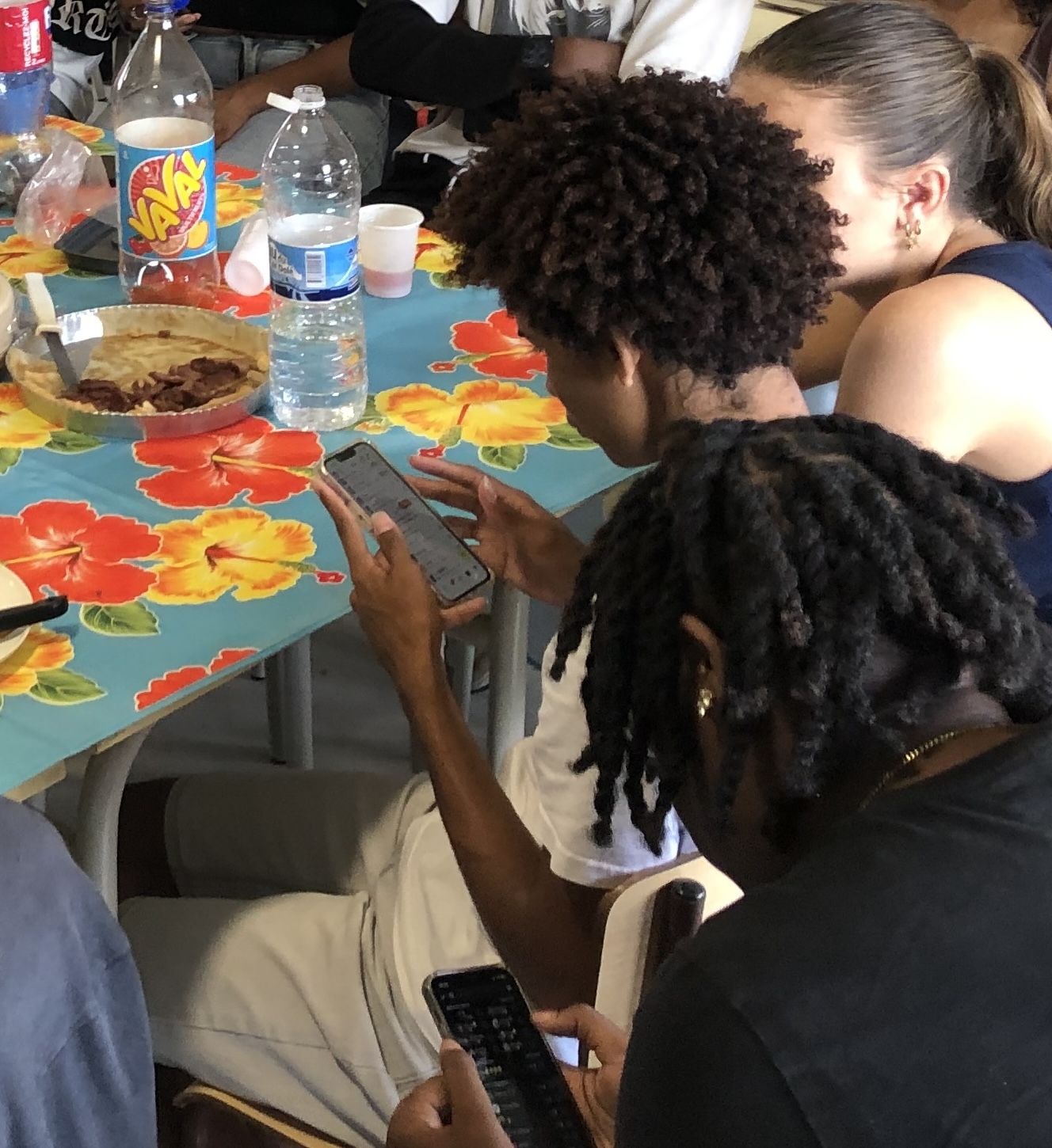 Des élèves guadeloupéens sur leurs smartphone