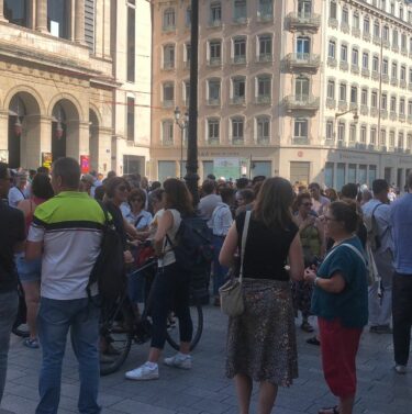 Des collègues se sont rassemblés place de la Comédie à Lyon, le 11 juin 2025 à 17h, pour rendre hommage à Mélanie.